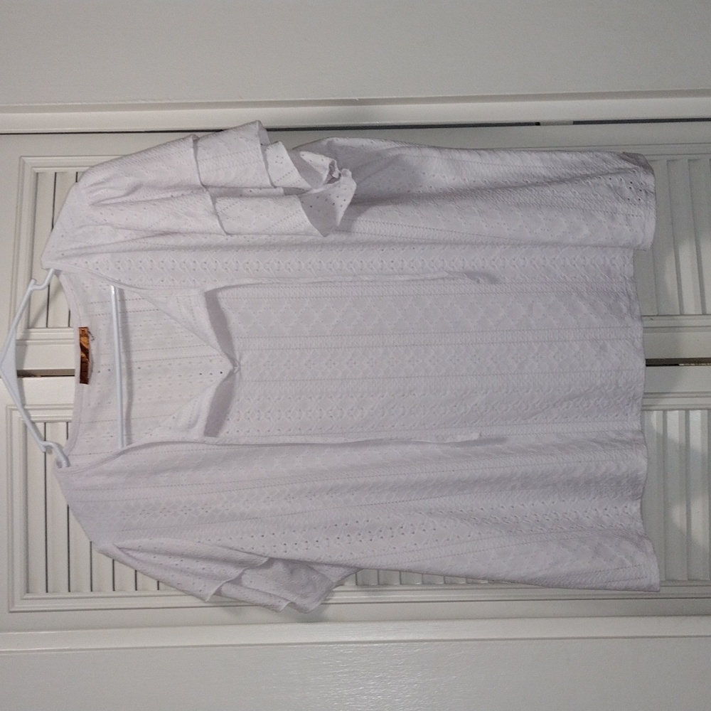 Belldini- white textured pattern blouse, v neck with strings (Size- 3x)